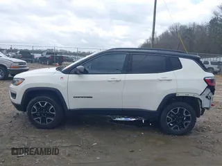 2019 Jeep Compass Trailhawk with VIN 3C4NJDDB0KT733175, listed as a IAAI auction lot 41724527 with 82,574 mi miles and . Bid and sale history available at carsss.com. Image 15.