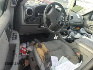2004 Ford Expedition Special Service z VIN 1FMPU16L94LB69623, wystawiony jako Copart lot #83747874 z przebiegiem Nie podano mil oraz Szkoda całkowita • Salvage title. Historia ofert i sprzedaży dostępna na DreamBid. Obrazek 8.