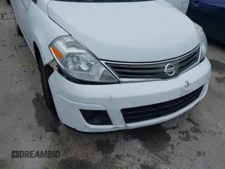 2011 Nissan Versa S z VIN 3N1BC1CP5BL433319, wystawiony jako IAAI lot #42351116 z przebiegiem 128 032 mil mil oraz . Historia ofert i sprzedaży dostępna na DreamBid. Obrazek 6.