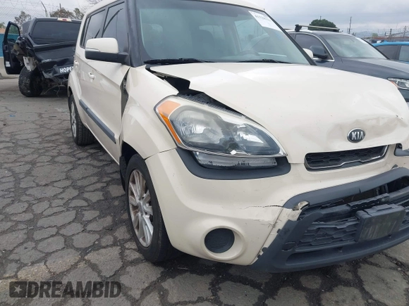 2013 Kia Soul + z VIN KNDJT2A63D7756770, wystawiony jako IAAI lot #41528323 z przebiegiem 124 423 mil mil oraz . Historia ofert i sprzedaży dostępna na DreamBid. Obrazek 18.