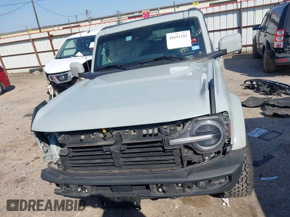 2023 Ford Bronco z VIN 1FMDE5BH5PLB37801, wystawiony jako IAAI lot #41691282 z przebiegiem 21 129 mil mil oraz . Historia ofert i sprzedaży dostępna na DreamBid. Obrazek 13.