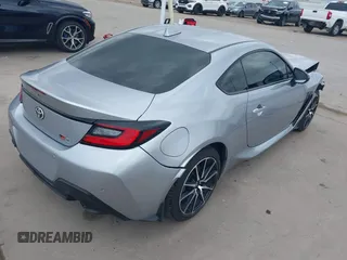 2023 Toyota 86 z VIN JF1ZNBC15P8759916, wystawiony jako IAAI lot #42160271 z przebiegiem 28 360 mil mil oraz . Historia ofert i sprzedaży dostępna na DreamBid. Obrazek 4.