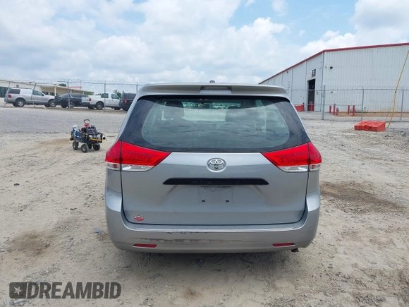 2014 Toyota Sienna L z VIN 5TDZK3DC5ES524062, wystawiony jako IAAI lot #42601245 z przebiegiem 130 892 mil mil oraz . Historia ofert i sprzedaży dostępna na DreamBid. Obrazek 16.