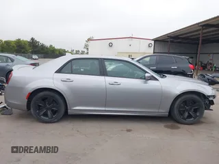 2018 Chrysler 300 S z VIN 2C3CCABG3JH266313, wystawiony jako IAAI lot #42397694 z przebiegiem 79 549 mil mil oraz . Historia ofert i sprzedaży dostępna na DreamBid. Obrazek 13.