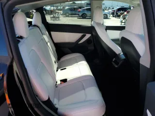 2022 Tesla Model Y Long Range z VIN 7SAYGDEE2NF442073, wystawiony jako Copart lot #49180135 z przebiegiem 34 742 mil mil oraz Szkoda całkowita • Salvage title. Historia ofert i sprzedaży dostępna na DreamBid. Obrazek 11.