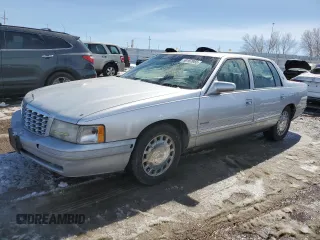 1999 Cadillac DeVille z VIN 1G6KD54Y5XU774986, wystawiony jako Copart lot #50167955 z przebiegiem 151 375 mil mil oraz Tytuł czysty. Historia ofert i sprzedaży dostępna na DreamBid. Obrazek 1.