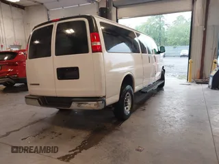 2018 Chevrolet Express Passenger LT z VIN 1GAZGPFG3J1267167, wystawiony jako IAAI lot #42320536 z przebiegiem 81 068 mil mil oraz . Historia ofert i sprzedaży dostępna na DreamBid. Obrazek 4.