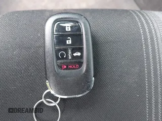 2025 Honda Civic Sport z VIN 2HGFE2F59SH504928, wystawiony jako IAAI lot #41779524 z przebiegiem 11 332 mil mil oraz . Historia ofert i sprzedaży dostępna na DreamBid. Obrazek 11.
