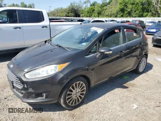 2014 Ford Fiesta Titanium z VIN 3FADP4FJ9EM113864, wystawiony jako Copart lot #52579605 z przebiegiem Nie podano mil oraz Czysty tytuł • Clean title. Historia ofert i sprzedaży dostępna na DreamBid. Obrazek 1.