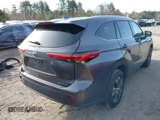 2022 Toyota Highlander XLE with VIN 5TDHZRBH6NS561484, listed as a IAAI auction lot 41938305 with 32,450 mi miles and . Bid and sale history available at DreamBid. Image 4.