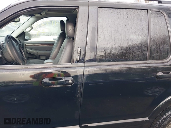 2005 Ford Explorer Limited z VIN 1FMZU75W65UB07633, wystawiony jako IAAI lot #41727802 z przebiegiem 211 202 mil mil oraz . Historia ofert i sprzedaży dostępna na DreamBid. Obrazek 14.