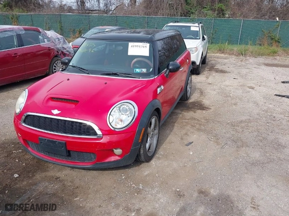 2009 MINI Cooper Clubman S with VIN WMWMM335X9TP74957, listed as a IAAI auction lot 41951315 with 142,387 mi miles. Bid and sale history available at carsss.com. Image 2.