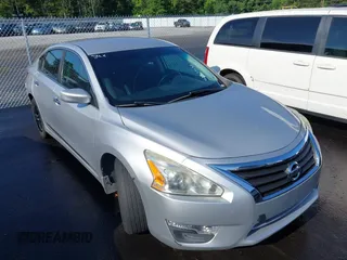 2015 Nissan Altima SV z VIN 1N4AL3AP0FC598273, wystawiony jako IAAI lot #42273538 z przebiegiem 132 300 mil mil oraz . Historia ofert i sprzedaży dostępna na DreamBid. Obrazek 1.