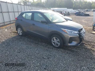 2024 Nissan Kicks S z VIN 3N1CP5BV4RL584579, wystawiony jako IAAI lot #42138648 z przebiegiem 9 909 mil mil oraz . Historia ofert i sprzedaży dostępna na DreamBid. Obrazek 1.