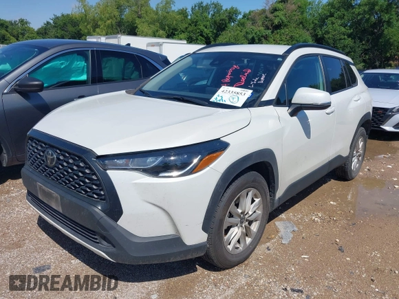 2022 Toyota Corolla Cross LE z VIN 7MUCAAAG0NV014812, wystawiony jako IAAI lot #42335853 z przebiegiem 52 811 mil mil oraz . Historia ofert i sprzedaży dostępna na DreamBid. Obrazek 2.