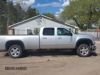 2014 GMC Sierra 2500HD SLT z VIN 1GT121C87EF192186, wystawiony jako IAAI lot #42112685 z przebiegiem 114 626 mil mil oraz . Historia ofert i sprzedaży dostępna na DreamBid. Obrazek 13.