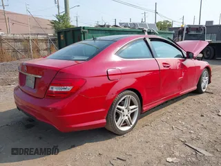 2013 Mercedes-Benz C 250 z VIN WDDGJ4HBXDG075123, wystawiony jako IAAI lot #40342097 z przebiegiem 129 156 mil mil oraz . Historia ofert i sprzedaży dostępna na DreamBid. Obrazek 4.