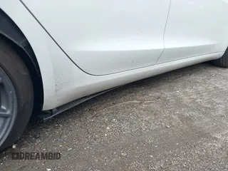 2019 Tesla Model 3 Mid Range z VIN 5YJ3E1EA7KF299755, wystawiony jako IAAI lot #42354352 z przebiegiem Nie podano mil oraz . Historia ofert i sprzedaży dostępna na DreamBid. Obrazek 12.