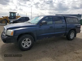 2005 Dodge Dakota ST z VIN 1D7HW28N15S198196, wystawiony jako Copart lot #58234305 z przebiegiem 287 699 mil mil oraz Czysty tytuł • Clean title. Historia ofert i sprzedaży dostępna na DreamBid. Obrazek 1.