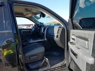 2015 Ram 1500 Outdoorsman z VIN 1C6RR6LT7FS592085, wystawiony jako IAAI lot #41384731 z przebiegiem 134 384 mil mil oraz . Historia ofert i sprzedaży dostępna na DreamBid. Obrazek 5.