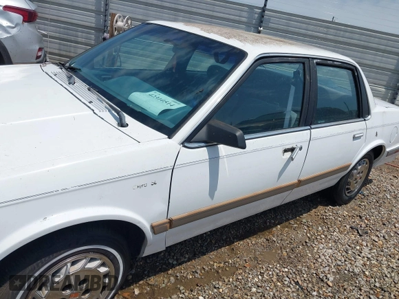 1996 Oldsmobile Cutlass Ciera 1SA VX5 z VIN 1G3AJ55MXT6302925, wystawiony jako IAAI lot #42310514 z przebiegiem 130 963 mil mil oraz . Historia ofert i sprzedaży dostępna na DreamBid. Obrazek 6.