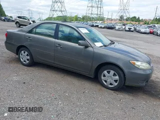 2005 Toyota Camry LE z VIN 4T1BE30K25U605811, wystawiony jako IAAI lot #42309112 z przebiegiem 153 914 mil mil oraz . Historia ofert i sprzedaży dostępna na DreamBid. Obrazek 1.