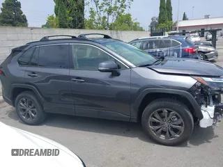 2024 Toyota RAV4 Hybrid XLE Premium z VIN JTMB6RFV5RJ059437, wystawiony jako IAAI lot #42485203 z przebiegiem 4 200 mil mil oraz . Historia ofert i sprzedaży dostępna na DreamBid. Obrazek 14.