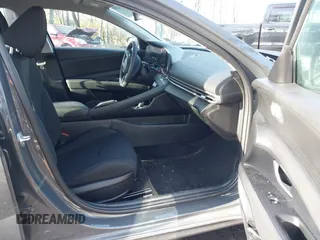 2024 Hyundai Elantra SEL z VIN KMHLM4DGXRU832768, wystawiony jako IAAI lot #41826429 z przebiegiem 11 221 mil mil oraz . Historia ofert i sprzedaży dostępna na DreamBid. Obrazek 5.