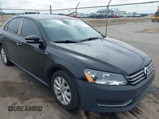 2014 Volkswagen Passat S z VIN 1VWAT7A37EC068537, wystawiony jako IAAI lot #41947975 z przebiegiem 124 044 mil mil oraz . Historia ofert i sprzedaży dostępna na DreamBid. Obrazek 1.