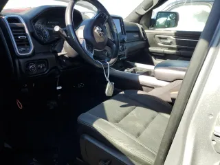 2019 Ram 1500 Big Horn z VIN 1C6SRFFT0KN765743, wystawiony jako Copart lot #46337635 z przebiegiem 77 506 mil mil oraz Szkoda całkowita • Salvage title. Historia ofert i sprzedaży dostępna na DreamBid. Obrazek 7.