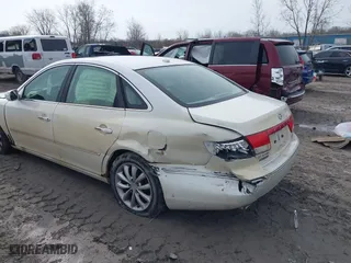 2008 Hyundai Azera Limited with VIN KMHFC46F18A306212, listed as a IAAI auction lot 42025792 with 230,350 mi miles. Bid and sale history available at carsss.com. Image 3.