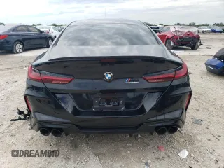 2021 BMW M8 z VIN WBSGV0C08MCF20118, wystawiony jako Copart lot #54980043 z przebiegiem 28 254 mil mil oraz . Historia ofert i sprzedaży dostępna na DreamBid. Obrazek 6.