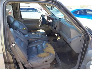 1998 GMC Yukon with VIN 1GKEK13R4WJ725608, listed as a IAAI auction lot 41596559 with 323,141 mi miles. Bid and sale history available at carsss.com. Image 5.