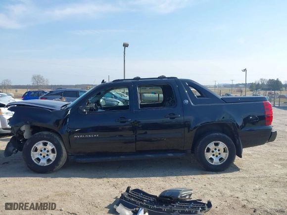 2013 Chevrolet Avalanche LT with VIN 3GNTKFE70DG327944, listed as a IAAI auction lot 41796377 with 120,922 mi miles. Bid and sale history available at carsss.com. Image 13.
