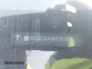 2019 Tesla Model 3 Mid Range z VIN 5YJ3E1EA3KF310976, wystawiony jako IAAI lot #41968012 z przebiegiem Nie podano mil oraz . Historia ofert i sprzedaży dostępna na DreamBid. Obrazek 9.