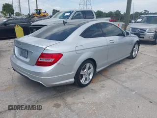 2012 Mercedes-Benz C 250 z VIN WDDGJ4HB3CF916817, wystawiony jako IAAI lot #42091950 z przebiegiem 63 562 mil mil oraz . Historia ofert i sprzedaży dostępna na DreamBid. Obrazek 4.