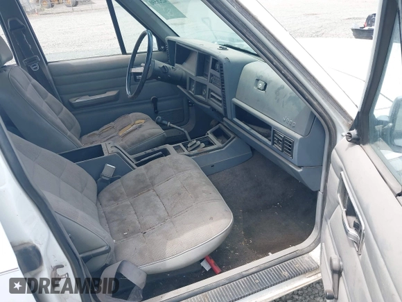 1993 Jeep Cherokee z VIN 1J4FT28PXPL560996, wystawiony jako IAAI lot #42526590 z przebiegiem 304 201 mil mil oraz . Historia ofert i sprzedaży dostępna na DreamBid. Obrazek 5.