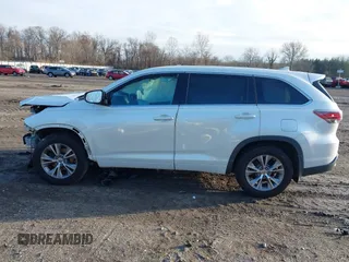 2014 Toyota Highlander LE z VIN 5TDBKRFHXES059727, wystawiony jako IAAI lot #41126330 z przebiegiem 138 166 mil mil oraz . Historia ofert i sprzedaży dostępna na DreamBid. Obrazek 14.