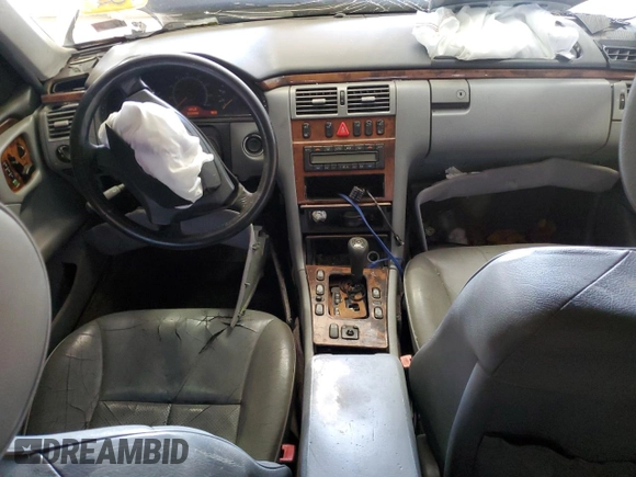 1999 Mercedes-Benz E 320 z VIN WDBJF65HXXA837426, wystawiony jako Copart lot #51084325 z przebiegiem Nie podano mil oraz Szkoda całkowita • Salvage title. Historia ofert i sprzedaży dostępna na DreamBid. Obrazek 8.