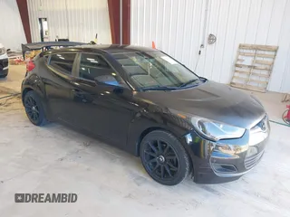 2015 Hyundai Veloster z VIN KMHTC6AD0FU228702, wystawiony jako IAAI lot #42223500 z przebiegiem 124 297 mil mil oraz . Historia ofert i sprzedaży dostępna na DreamBid. Obrazek 1.