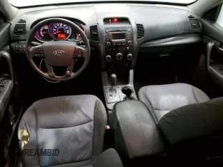 2012 Kia Sorento LX z VIN 5XYKT4A63CG241446, wystawiony jako Copart lot #45536195 z przebiegiem 177 209 mil mil oraz Szkoda całkowita • Salvage title. Historia ofert i sprzedaży dostępna na DreamBid. Obrazek 8.