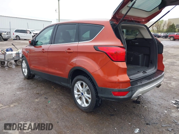 2019 Ford Escape SE z VIN 1FMCU0GD2KUC52592, wystawiony jako IAAI lot #41939458 z przebiegiem 101 029 mil mil oraz . Historia ofert i sprzedaży dostępna na DreamBid. Obrazek 3.