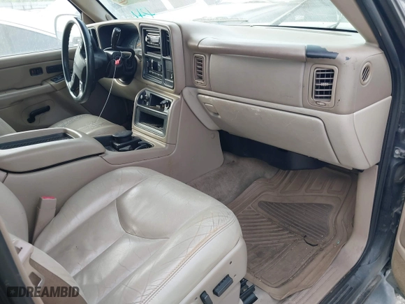 2004 Chevrolet Tahoe LT with VIN 1GNEC13Z74J323109, listed as a IAAI auction lot 41829422 with 261,636 mi miles. Bid and sale history available at carsss.com. Image 5.