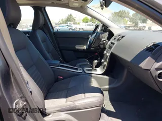2009 Volvo S40 2.4L с VIN YV1MS390092446497, выставлен на аукционе IAAI как лот 42518359 с пробегом 86 548 миль миль и . История ставок и продаж доступна на DreamBid. Изображение 5.