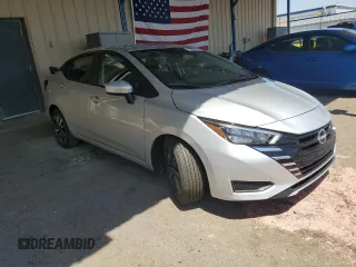 2025 Nissan Versa SV z VIN 3N1CN8EV8SL835919, wystawiony jako Copart lot #60416195 z przebiegiem 6 754 mil mil oraz Czysty tytuł • Clean title. Historia ofert i sprzedaży dostępna na DreamBid. Obrazek 4.