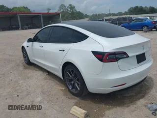 2021 Tesla Model 3 Long Range z VIN 5YJ3E1EB1MF975824, wystawiony jako IAAI lot #42146968 z przebiegiem 97 570 mil mil oraz . Historia ofert i sprzedaży dostępna na DreamBid. Obrazek 3.