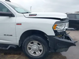 2022 Ram 2500 Tradesman z VIN 3C7WR4HJ1NG424247, wystawiony jako IAAI lot #41943490 z przebiegiem 56 423 mil mil oraz . Historia ofert i sprzedaży dostępna na DreamBid. Obrazek 18.
