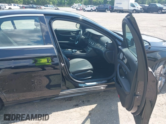 2018 Mercedes-Benz E 300 with VIN WDDZF4KB0JA394337, listed as a IAAI auction lot 42535687 with 40,509 mi miles and . Bid and sale history available at DreamBid. Image 5.