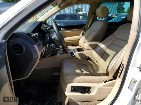 2008 Volkswagen Touareg V6 z VIN WVGBE77L68D012544, wystawiony jako Copart lot #58716985 z przebiegiem 148 637 mil mil oraz Czysty tytuł • Clean title. Historia ofert i sprzedaży dostępna na DreamBid. Obrazek 7.