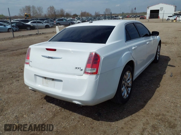 2013 Chrysler 300 S Glacier z VIN 2C3CCAGG1DH739509, wystawiony jako IAAI lot #42016876 z przebiegiem 227 015 mil mil oraz . Historia ofert i sprzedaży dostępna na DreamBid. Obrazek 4.